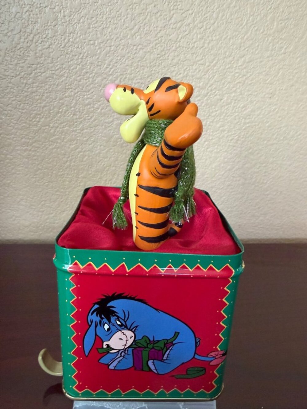 1999 Disney Store Tigger "A Christmas to Remember" Tin Box Stocking Holder - Picture 2 of 12